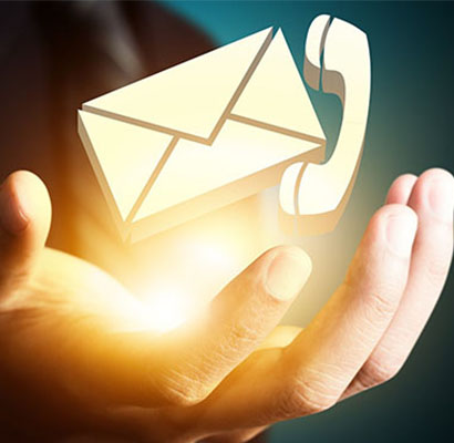Símbolo de 'Contáctenos' en la mano de una persona, ícono de correo electrónico y ícono de teléfono.